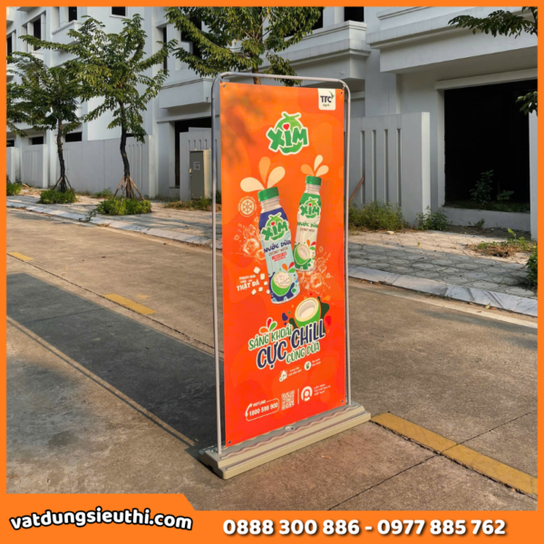 Standee kiểu cửa đế nhựa
