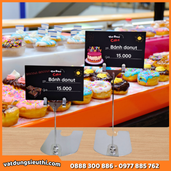 Kẹp inox số 8 bạc, kẹp quảng cáo để bàn 30,000.00₫ Giá gốc là: 30,000.00₫.23,000.00₫Giá hiện tại là: 23,000.00₫. Kẹp inox số 8 bạc, kẹp quảng cáo để bàn là sản phẩm lý tưởng để trưng bày thông tin, giá cả, hoặc các chương trình khuyến mại tại các điểm bán hàng, nhà hàng, hay các sự kiện. Chất liệu: inox bạc sáng bóng Kích thước: 5cm – 10cm -15cm Kẹp inox số 8 bạc, kẹp quảng cáo để bàn số lượng 1 Thêm vào giỏ hàng Danh mục: BẢNG GIÁ SIÊU THỊ - KẸP WOBBLER, KẸP WOBBLER Thẻ: kẹp inox, Kẹp inox số 8 bạc, kẹp quảng cáo, kẹp quảng cáo để bàn Mô tả Đánh giá (0) Kẹp inox số 8 bạc, kẹp quảng cáo để bàn là sản phẩm phẩm lý tưởng để trưng bày các thẻ giá, bảng tên, chương trình khuyến mãi. Với thiết kế tinh tế, kẹp mang lại vẻ ngoài sang trọng và hiện đại cho các quầy, kệ. Chất liệu inox chống gỉ sét, bền đẹp theo thời gian giúp không gian luôn sạch sẽ và chuyên nghiệp. Chất liệu: Kẹp làm từ inox bạc mang lại vẻ ngoài sáng bóng. Chất liệu inox không chỉ chống gỉ sét mà còn dễ dàng vệ sinh, giúp sản phẩm luôn mới. Kích thước: Kẹp inox số 8 bạc có ba kích thước thân cao: 5cm, 10cm và 15cm. Chân đế dài 8.5cm và rộng 7cm, mang lại sự ổn định khi trưng bày. Màu sắc: Đen và bạc Ứng dụng: Kẹp inox được sử dụng rộng rãi tại các quầy bánh, kệ hàng, siêu thị, các cửa hàng bán lẻ,…Chất liệu chống thấm nước, dễ dàng vệ sinh và tái sử dụng nhiều lần. Kẹp có đa dạng kích thước, phù hợp với từng nhu cầu trưng bày khác nhau. Việc thay đổi thông tin trưng bày cũng trở nên nhanh chóng và tiết kiệm thời gian.