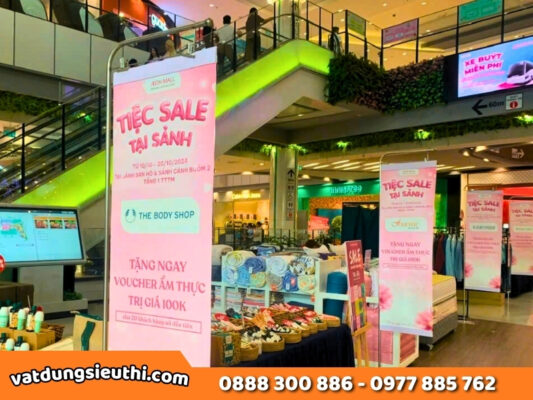 Kệ Trưng Bày Inox: Giải Pháp Treo Poster Quảng Cáo Chuyên Nghiệp