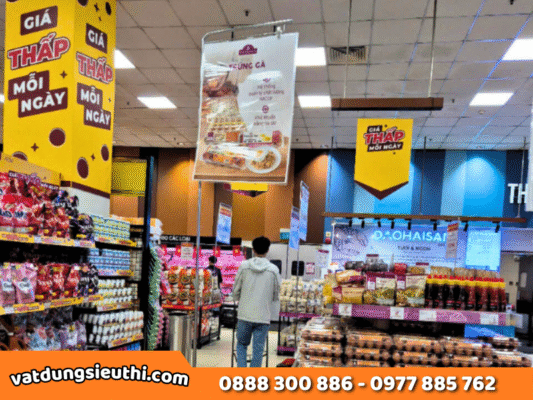 Giá treo poster siêu thị: 90% cửa hàng chọn loại này?