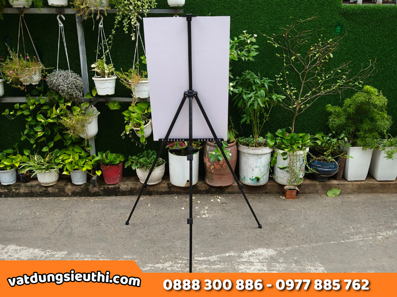 Standee chữ A 2 mặt và 3 chân: Nên chọn loại nào?