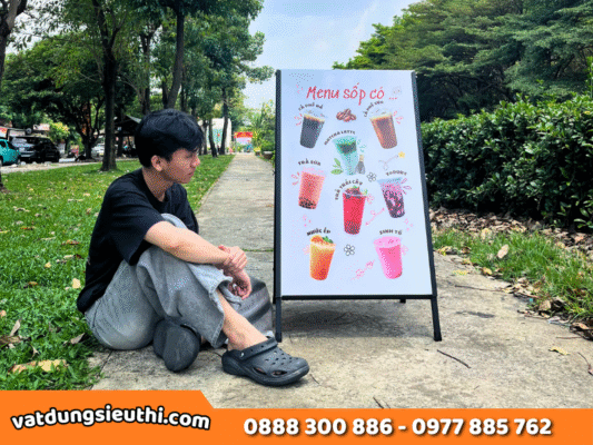Standee chữ A giá rẻ: 5 tiêu chí chọn đúng loại